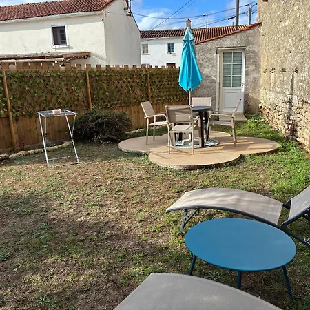 Petite Maison Sur Jardinet * Puyrolland
